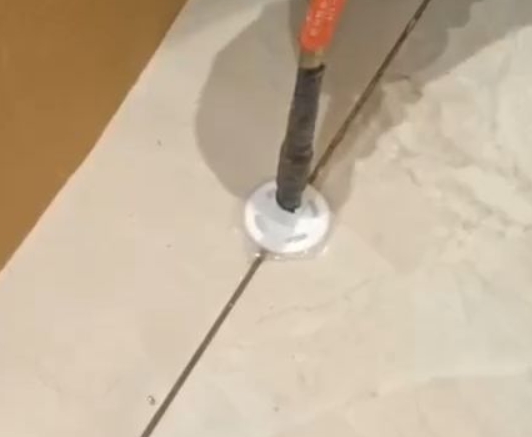 高阳瓷砖空鼓维修公司专业解答瓷砖在铺贴过程中，如果没有涂抹均匀到位的粘结材料（如水泥砂浆或瓷砖胶），可能会导致以下问题
