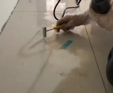 高阳瓷砖开裂维修公司专业分享瓷砖在铺贴前如果没有沥干水分，将会导致以下问题